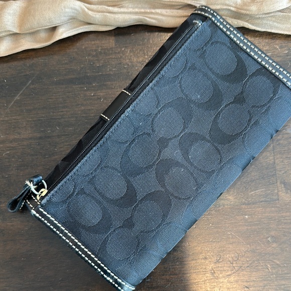 Coach Black Signature Pattern Wallet- Excellent Condition - Picture 4 of 6